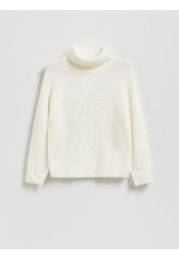 Reserved - Gładki sweter z golfem - złamana biel. Typ kołnierza: golf. Materiał: dzianina. Wzór: gładki
