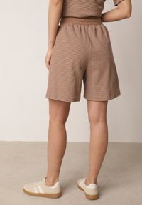 Born2be - Brązowe Bawełniane Szorty Dresowe w Drobne Paseczki Wiązane na Sznurki Loregune. Okazja: do domu, na co dzień. Kolor: brązowy. Materiał: bawełna, dresówka. Długość: krótkie. Wzór: gładki. Styl: elegancki, klasyczny, casual #8