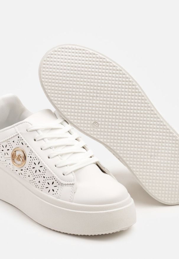 Renee - Białe Sneakersy na Platformie z Ażurowym Zdobieniem i Aplikacją Dalirnna. Okazja: na co dzień. Kolor: biały. Materiał: jeans. Wzór: aplikacja, ażurowy. Obcas: na platformie