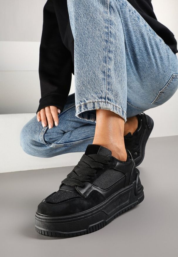 Born2be - Czarne Sneakersy na Grubej Tłoczonej Podeszwie Deoliera. Okazja: na co dzień. Nosek buta: okrągły. Kolor: czarny. Materiał: jeans. Wzór: gładki