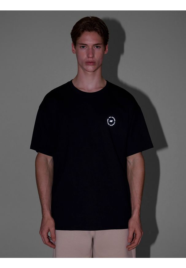 4f - 4F T-shirt oversize z nadrukiem męski - czarny S. Okazja: na co dzień. Kolor: czarny. Materiał: bawełna, jersey, tkanina. Długość rękawa: krótki rękaw. Długość: krótkie. Wzór: nadruk. Styl: casual, sportowy, klasyczny
