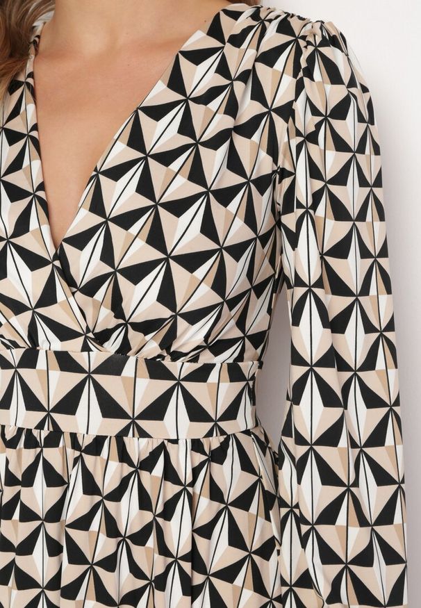 Born2be - Beżowo-Czarna Sukienka Mini w Geometryczny Wzór z Gumką w Talii Viotta. Okazja: na co dzień. Kolor: beżowy. Wzór: geometria. Styl: casual, elegancki. Długość: mini