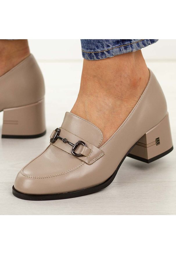 Beżowe skórzane mokasyny damskie na obcasie Vinceza 18116. Okazja: na co dzień. Nosek buta: okrągły. Kolor: beżowy. Szerokość cholewki: normalna. Wzór: aplikacja. Materiał: skóra. Sezon: wiosna, lato, jesień. Obcas: na obcasie. Styl: casual, klasyczny, elegancki. Wysokość obcasa: średni