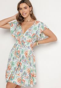 Born2be - Jasnozielona Bawełniana Sukienka w Kwiaty z Kopertowym Dekoltem Rozkloszowana Jenovienna. Okazja: na co dzień. Typ kołnierza: dekolt kopertowy. Kolor: zielony. Materiał: bawełna. Wzór: kwiaty. Typ sukienki: kopertowe. Styl: casual, elegancki #6