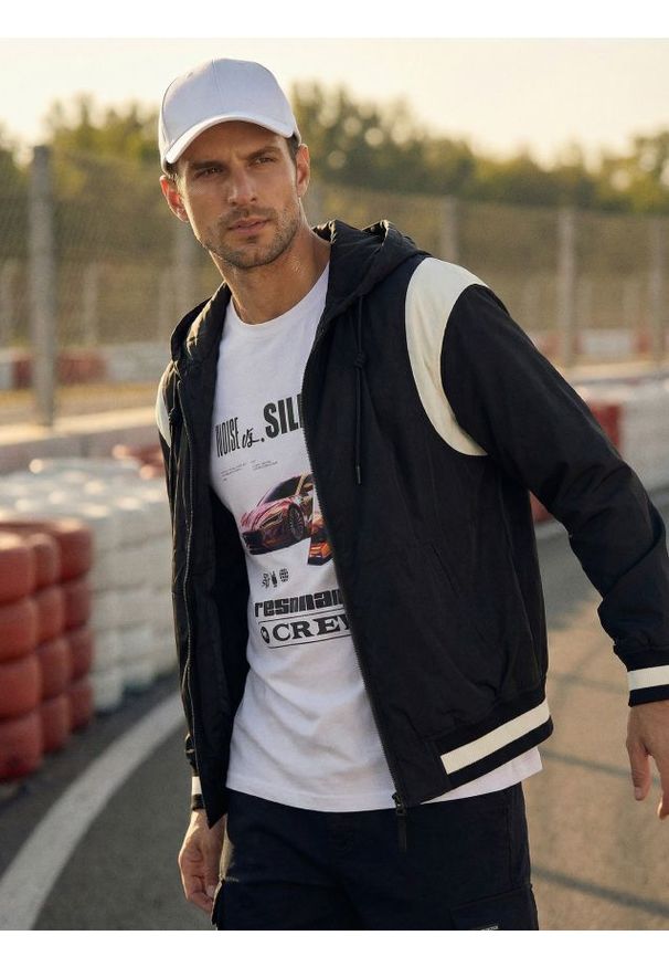 Sinsay - Kurtka bomberka z kapturem - czarny. Typ kołnierza: kaptur. Kolor: czarny