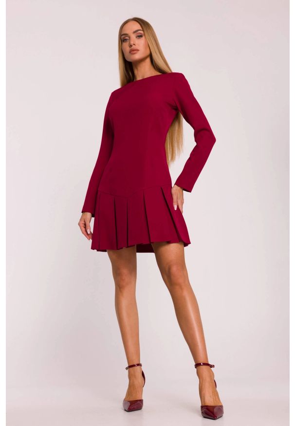 MOE - Elegancka krótka sukienka trapezowa z kontrafałdami bordowa. Kolor: czerwony, brązowy. Długość rękawa: długi rękaw. Typ sukienki: trapezowe. Styl: elegancki. Długość: mini