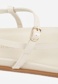 Renee - Beżowe Sandały Japonki na Palec na Platformie z Metaliczną Ozdobą Rinevia. Kolor: beżowy. Materiał: jeans. Wzór: aplikacja. Sezon: lato. Obcas: na platformie. Styl: elegancki #9