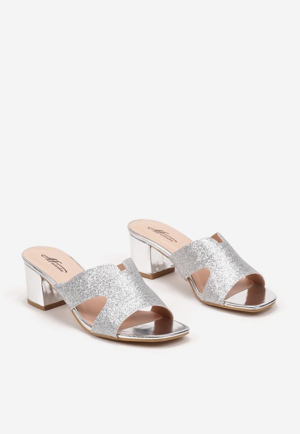 Born2be - Srebrne Klapki na Obcasie z Ozdobnymi Wycięciami i Brokatem Neothiel. Nosek buta: otwarty. Kolor: srebrny. Wzór: aplikacja. Sezon: wiosna, lato. Obcas: na obcasie. Styl: elegancki, wizytowy. Wysokość obcasa: średni