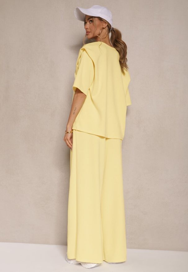 Renee - Żółty Komplet z Wiskozą T-shirt z Dekoltem w Serek i Spodnie o Szerokim Kroju Zevline. Kolor: żółty. Materiał: wiskoza
