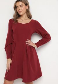 Born2be - Bordowa Rozkloszowana Sukienka z Kwadratowym Dekoltem Katilora. Typ kołnierza: dekolt kwadratowy. Kolor: czerwony. Długość rękawa: długi rękaw. Styl: klasyczny #1