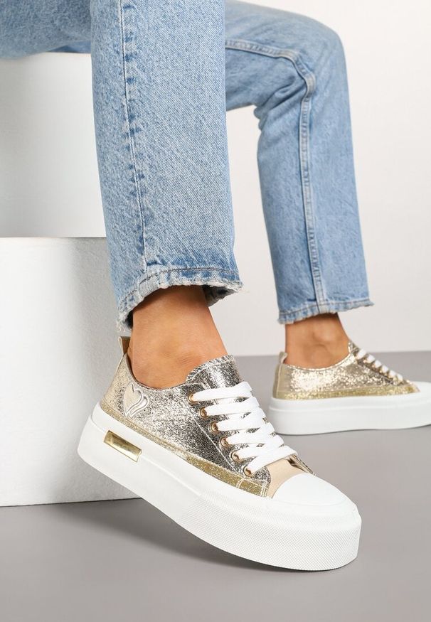 Renee - Złote Trampki na Platformie z Metalicznymi Sercami Florvila. Kolor: złoty. Materiał: jeans. Obcas: na platformie