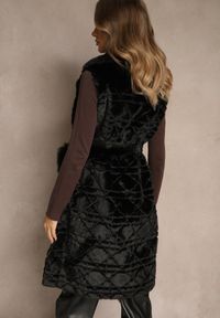 Renee - Czarna Kamizelka Futerko z Wiązanym Paskiem Zdobiona Przeszyciami Ranitila. Okazja: na imprezę, na co dzień. Typ kołnierza: golf. Kolor: czarny. Materiał: futro. Wzór: aplikacja. Styl: elegancki, casual #5