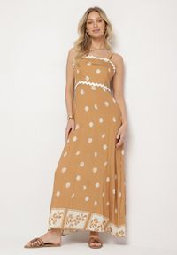 Born2be - Brązowa Wiskozowa Sukienka z Geometrycznym Wzorem Lenirisa. Okazja: na co dzień. Kolor: brązowy. Materiał: wiskoza. Długość rękawa: na ramiączkach. Wzór: geometria. Typ sukienki: proste. Styl: klasyczny, casual, elegancki #6