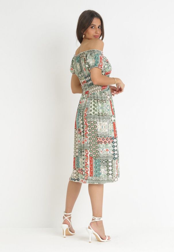 Born2be - Jasnozielona Bawełniana Sukienka Midi z Hiszpańskim Dekoltem i Gumkami w Pasie Brinlee. Typ kołnierza: dekolt hiszpanka. Kolor: zielony. Materiał: bawełna. Wzór: aplikacja. Sezon: wiosna, lato. Długość: midi