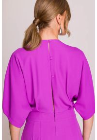 Stylove - Elegancki kombinezon damski z kopertowym dekoltem fioletowy. Okazja: na wesele, na ślub cywilny, na imprezę. Kolor: niebieski, fioletowy. Typ sukienki: kopertowe. Styl: elegancki #2