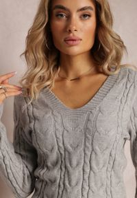 Renee - Szary Sweter z Dekoltem w Serek w Ozdobny Splot Helgitta. Typ kołnierza: dekolt w serek. Kolor: szary. Materiał: dzianina, tkanina. Długość rękawa: długi rękaw. Długość: długie. Wzór: ze splotem. Styl: klasyczny #4