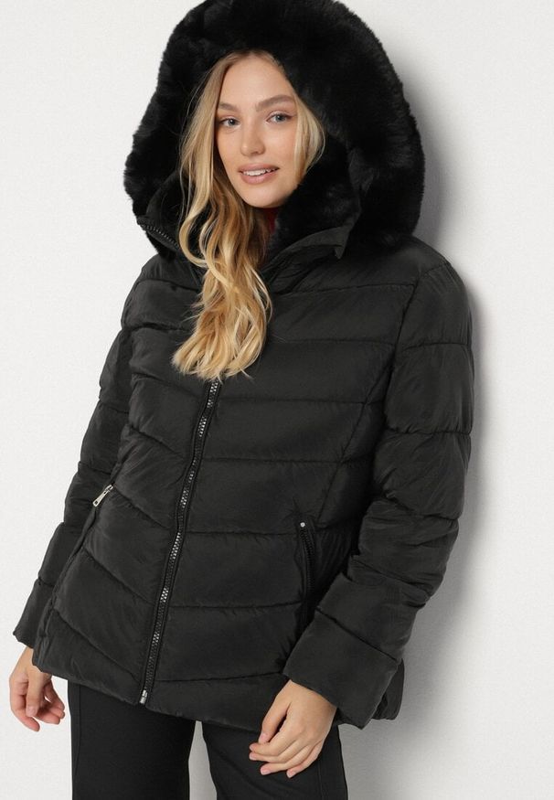Born2be - Czarna Taliowana Kurtka z Pikowanymi Przeszyciami i Kapturem z Futrem Acindria. Okazja: na co dzień. Kolekcja: plus size. Kolor: czarny. Materiał: futro. Styl: casual