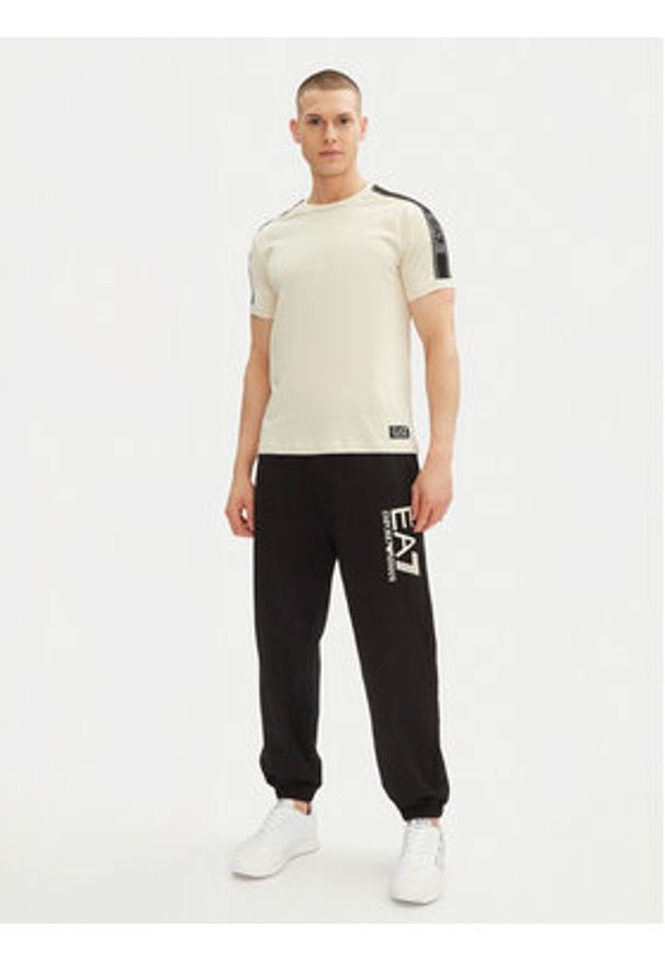 EA7 Emporio Armani T-Shirt 7M000138 AF10375 U1079 Écru Regular Fit. Materiał: bawełna