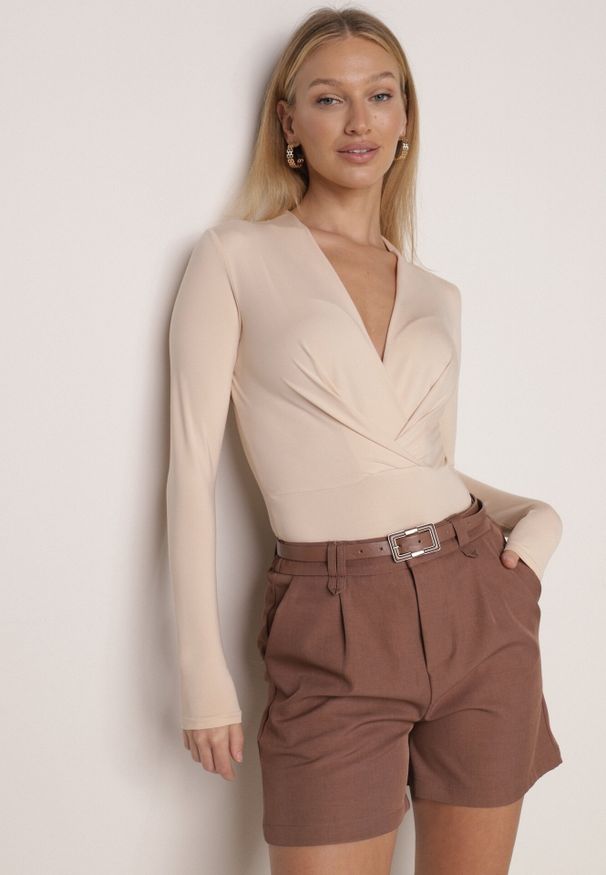 Born2be - Brązowe Szorty Typu Bermudy z Paskiem i Prostokątną Klamrą Tinalora. Okazja: na co dzień. Kolor: brązowy. Sezon: lato. Styl: casual, elegancki