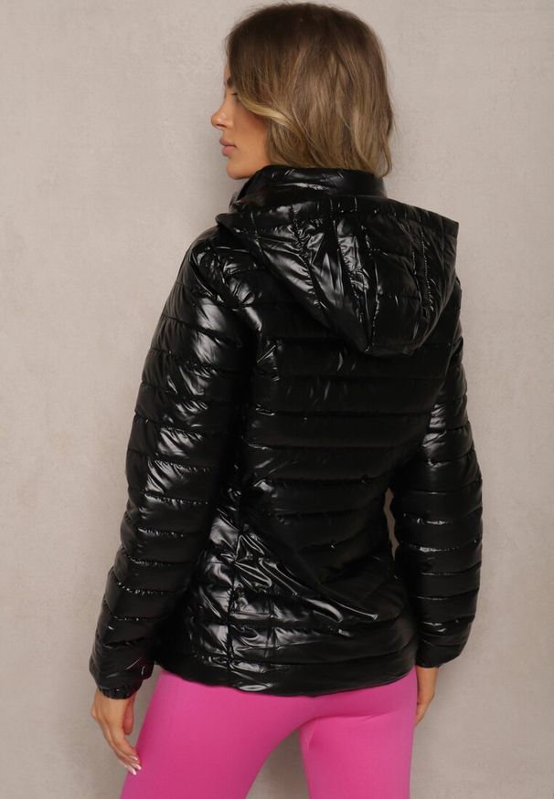Renee - Czarna Kurtka Ozdobiona Pikowaniem z Odpinanym Kapturem Mivvera. Kolor: czarny. Materiał: jeans. Wzór: aplikacja. Styl: sportowy
