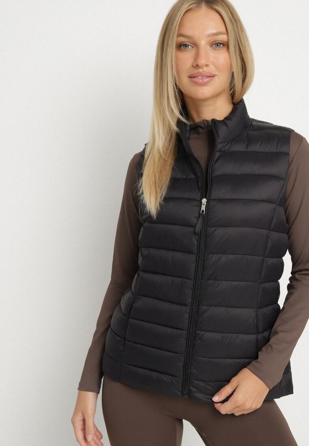 Born2be - Czarna Pikowanana Kamizelka Sifitta. Okazja: na co dzień. Kolor: czarny. Materiał: jeans. Styl: casual, klasyczny, elegancki