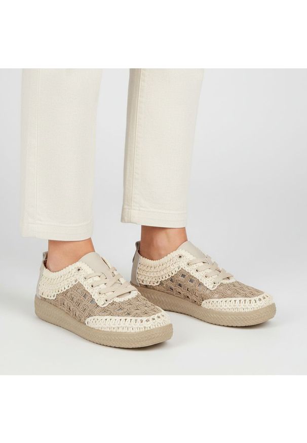 Półbuty damskie S.Barski, cholewka połączenie materiału tekstylnego i koronki wiązanie klasyczne perforowane panele niski fason zaokrąglony nosek, be. Kolor: beżowy. Materiał: materiał, koronka. Szerokość cholewki: normalna. Wzór: koronka. Styl: klasyczny