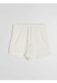 Sinsay - Szorty soft touch z domieszką wiskozy - kremowy. Kolor: kremowy. Materiał: wiskoza #1