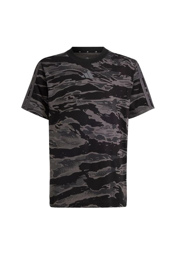 Adidas - Koszulka Seasonal Essentials Camo Kids. Kolor: brązowy, czarny, szary, wielokolorowy. Materiał: materiał