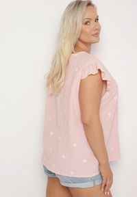Born2be - Różowa Bluzka z Bawełny Ozdobiona Falbankami i Koniczynkami Dolassea. Okazja: na co dzień, na spacer. Typ kołnierza: kołnierz z falbankami. Kolor: różowy. Materiał: bawełna. Długość rękawa: krótki rękaw. Długość: krótkie. Wzór: aplikacja. Styl: elegancki, casual #6