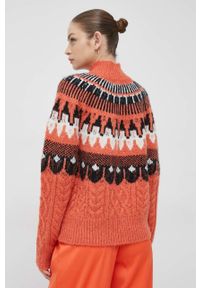 Vero Moda sweter damski kolor pomarańczowy z półgolfem. Kolor: pomarańczowy. Materiał: poliester. Długość rękawa: raglanowy rękaw. Wzór: ze splotem #5