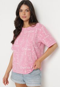 Born2be - Różowy T-shirt Oversize z Bawełny Zdobiony Nadrukiem Sinelra. Okazja: na co dzień. Kolor: różowy. Materiał: bawełna. Wzór: aplikacja, nadruk. Styl: klasyczny, elegancki, casual