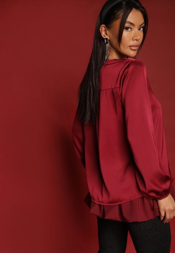 Renee - Bordowa Bluzka Satynowa z Trójkątnym Dekoltem Meli. Okazja: na co dzień, na randkę. Kolor: czerwony. Materiał: satyna. Wzór: aplikacja. Styl: casual, wizytowy