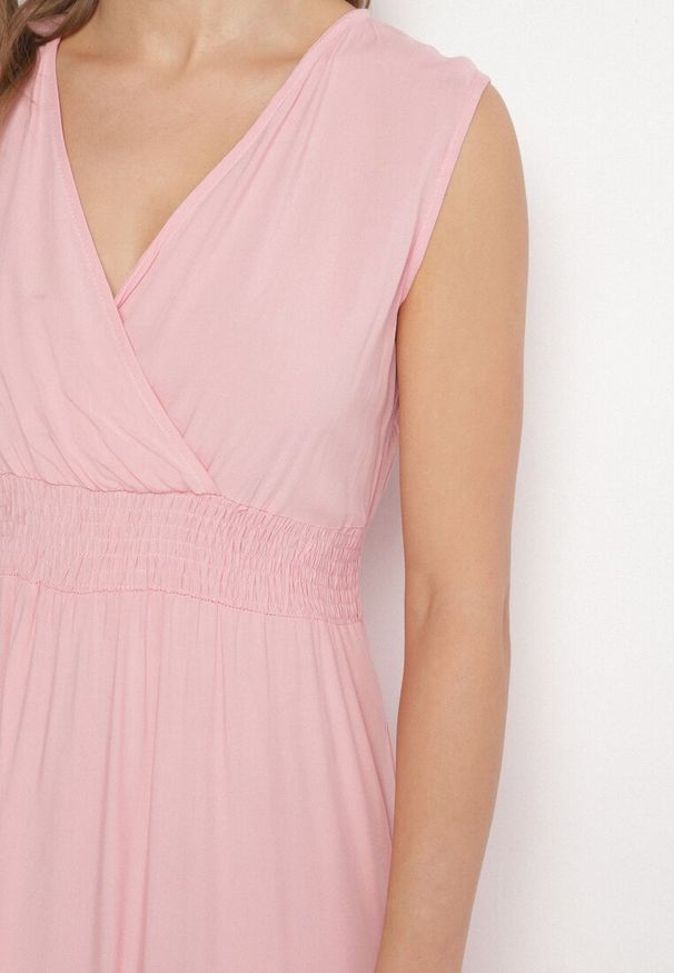 Born2be - Różowa Wiskozowa Sukienka o Kopertowym Kroju z Falbanką Uliria. Kolor: różowy. Materiał: wiskoza. Typ sukienki: kopertowe. Styl: elegancki