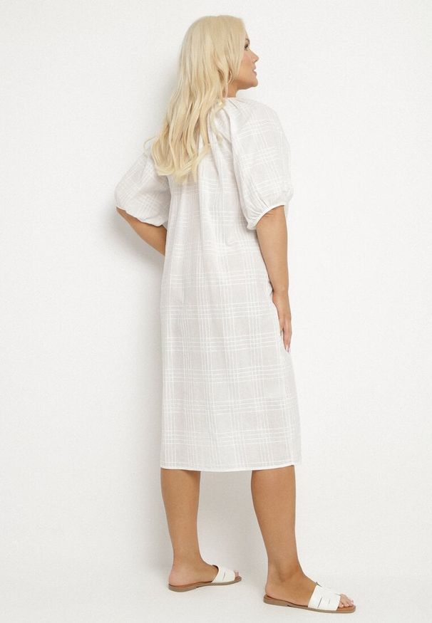 Born2be - Biała Bawełniana Sukienka Oversize z Wiązaniem pod Szyją Tolanea. Kolor: biały. Materiał: bawełna. Długość rękawa: krótki rękaw. Typ sukienki: oversize