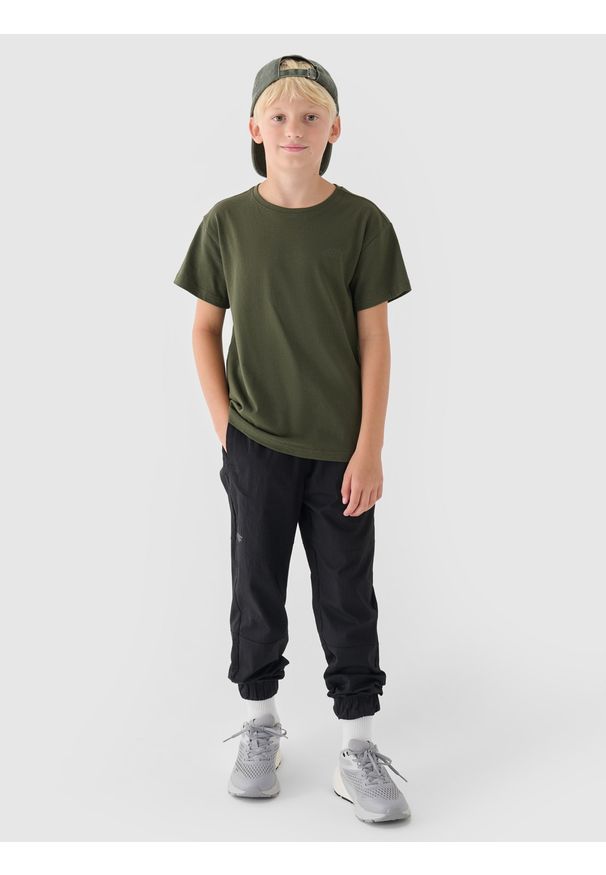 4f - 4F T-shirt gładki chłopięcy - oliwkowy/khaki 122 (6-7 lat). Okazja: na co dzień. Kolor: oliwkowy, brązowy, wielokolorowy. Materiał: dzianina, bawełna, jersey. Długość rękawa: krótki rękaw. Długość: krótkie. Wzór: gładki. Sezon: lato. Styl: klasyczny, sportowy, casual