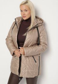 Born2be - Beżowa Pikowana Kurtka Ozdobiona Pikowaniem z Odpinanym Kapturem Falerosa. Okazja: na spacer, na co dzień. Kolekcja: plus size. Kolor: beżowy. Materiał: jeans. Wzór: aplikacja. Styl: casual #6