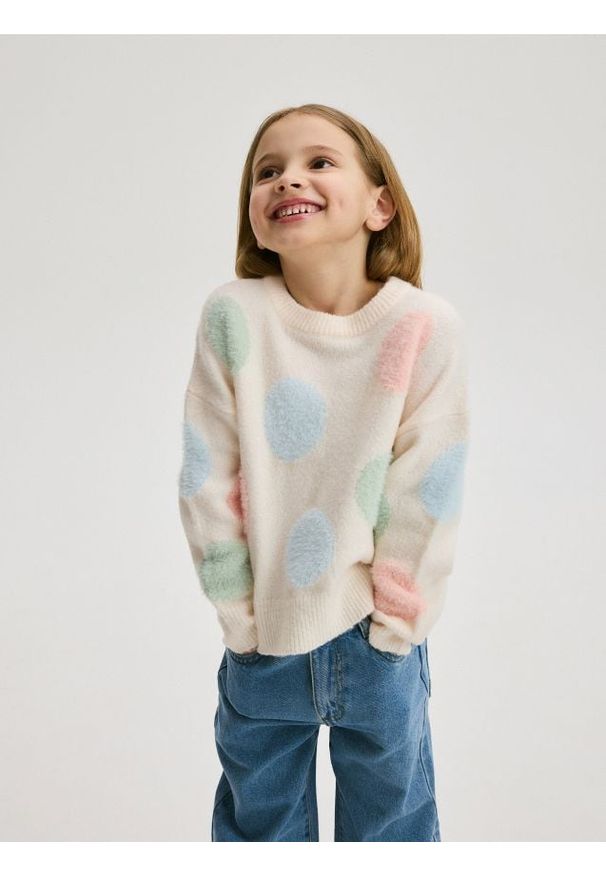 Reserved - Wzorzysty sweter - kremowy. Kolor: kremowy. Materiał: dzianina