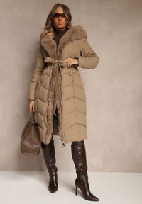 Renee - Beżowa Kurtka z Pikowanymi Przeszyciami Futerkiem i Paskiem Serapella. Okazja: na spacer, na imprezę. Kolor: beżowy. Materiał: futro #5