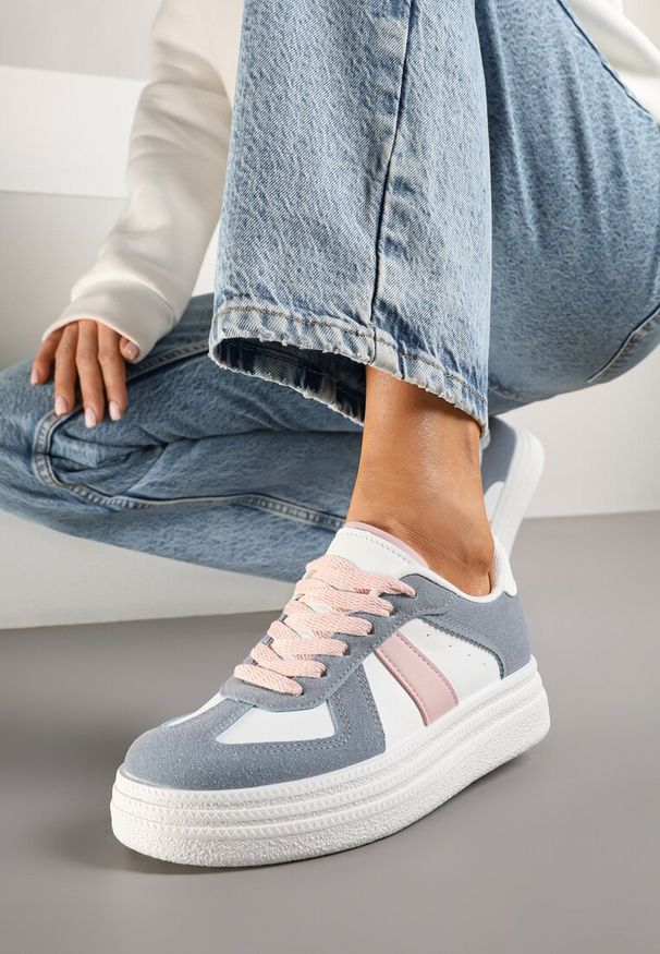Renee - Niebiesko-Białe Sneakersy na Platformie Ozdobione Paskami ze Sznurowaniem Bormi. Okazja: na co dzień. Zapięcie: pasek. Kolor: niebieski. Materiał: jeans, skóra. Wzór: aplikacja. Obcas: na platformie