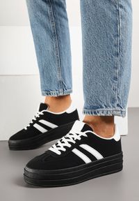 Renee - Czarne Sneakersy na Platformie z Kontrastowymi Zdobieniami Mulinea. Okazja: na co dzień. Kolor: czarny. Materiał: jeans. Wzór: aplikacja. Obcas: na platformie #3