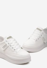 Renee - Białe Sneakersy Ozdobione Napisami na Platformie Catori. Nosek buta: okrągły. Kolor: biały. Wzór: napisy, aplikacja. Sezon: wiosna, lato. Obcas: na platformie