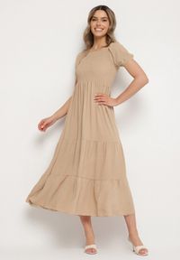 Born2be - Beżowa Rozkloszowana Sukienka z Dekoltem Typu Hiszpanka z Marszczeniem Lumorice. Okazja: na co dzień. Typ kołnierza: dekolt hiszpanka. Kolor: beżowy. Styl: casual, elegancki #1
