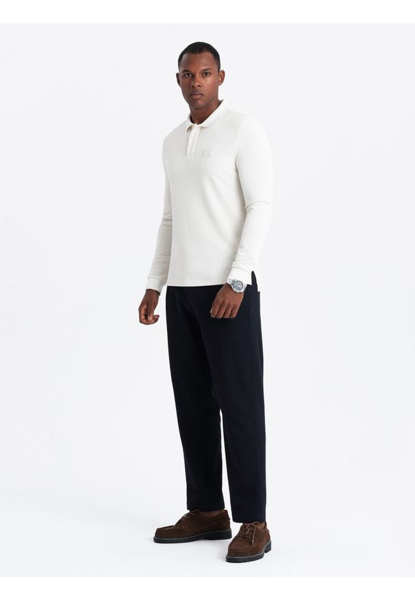 Ombre Clothing - Strukturalny longsleeve męski polo z naszywką – biały V2. Okazja: na co dzień. Typ kołnierza: polo. Kolor: biały. Materiał: wiskoza, dzianina, poliester, materiał, bawełna, włókno. Długość rękawa: długi rękaw. Wzór: aplikacja. Styl: sportowy, casual, elegancki
