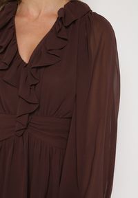 Born2be - Ciemnobrązowa Rozkloszowana Sukienka z Falbankami i Siateczkowymi Rękawami Zennisa. Okazja: do pracy, na imprezę, na spotkanie biznesowe. Typ kołnierza: kołnierz z falbankami. Kolor: brązowy. Materiał: poliester. Typ sukienki: rozkloszowane. Styl: klasyczny, biznesowy #2