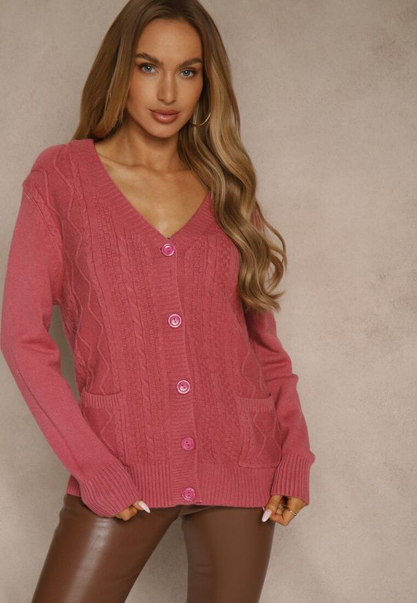 Renee - Ciemnoróżowy Kardigan z Bawełną i Tłoczonym Wzorem Reisina. Okazja: na co dzień. Kolor: różowy. Materiał: bawełna. Styl: casual, elegancki