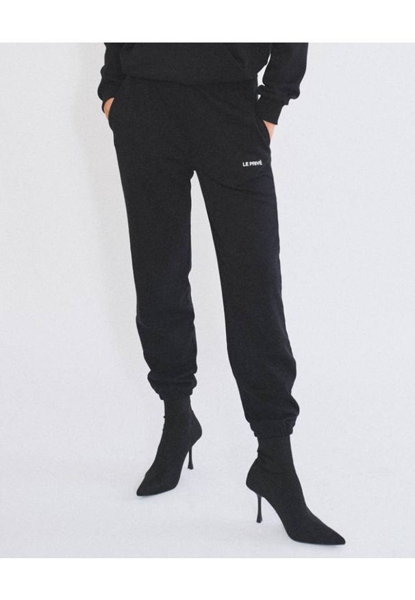 LE PRIVÉ - Czarne spodnie dresowe z logo. Kolor: czarny. Materiał: dresówka