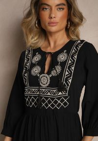 Renee - Czarna Sukienka z Wiskozy Ozdobiona Haftem Galionetia. Okazja: na co dzień. Kolor: czarny. Materiał: wiskoza. Wzór: aplikacja, haft. Styl: casual #2