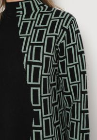 Born2be - Czarna Sweterkowa Sukienka Midi z Asymetrycznym Wzorem i Kieszenią Chantila. Kolor: czarny. Długość rękawa: długi rękaw. Wzór: aplikacja. Typ sukienki: asymetryczne. Długość: midi