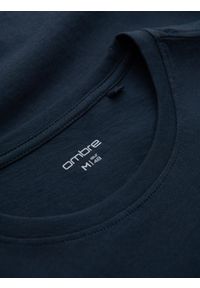 Ombre Clothing - Bawełniany t-shirt męski z nadrukiem w stylu college – granatowy V3 OM-TSPT-0137 - XXL. Okazja: na uczelnię. Kolor: niebieski. Materiał: bawełna. Wzór: nadruk #5