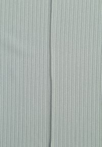 Born2be - Zielone Szerokie Spodnie z Prążkowanej Tkaniny z Wysokim Stanem Sarora. Okazja: na co dzień. Stan: podwyższony. Kolor: zielony. Materiał: tkanina, prążkowany. Wzór: prążki. Styl: casual #2